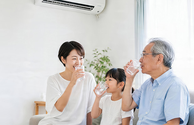山梨のご家庭でエアコンのある部屋で過ごす家族
